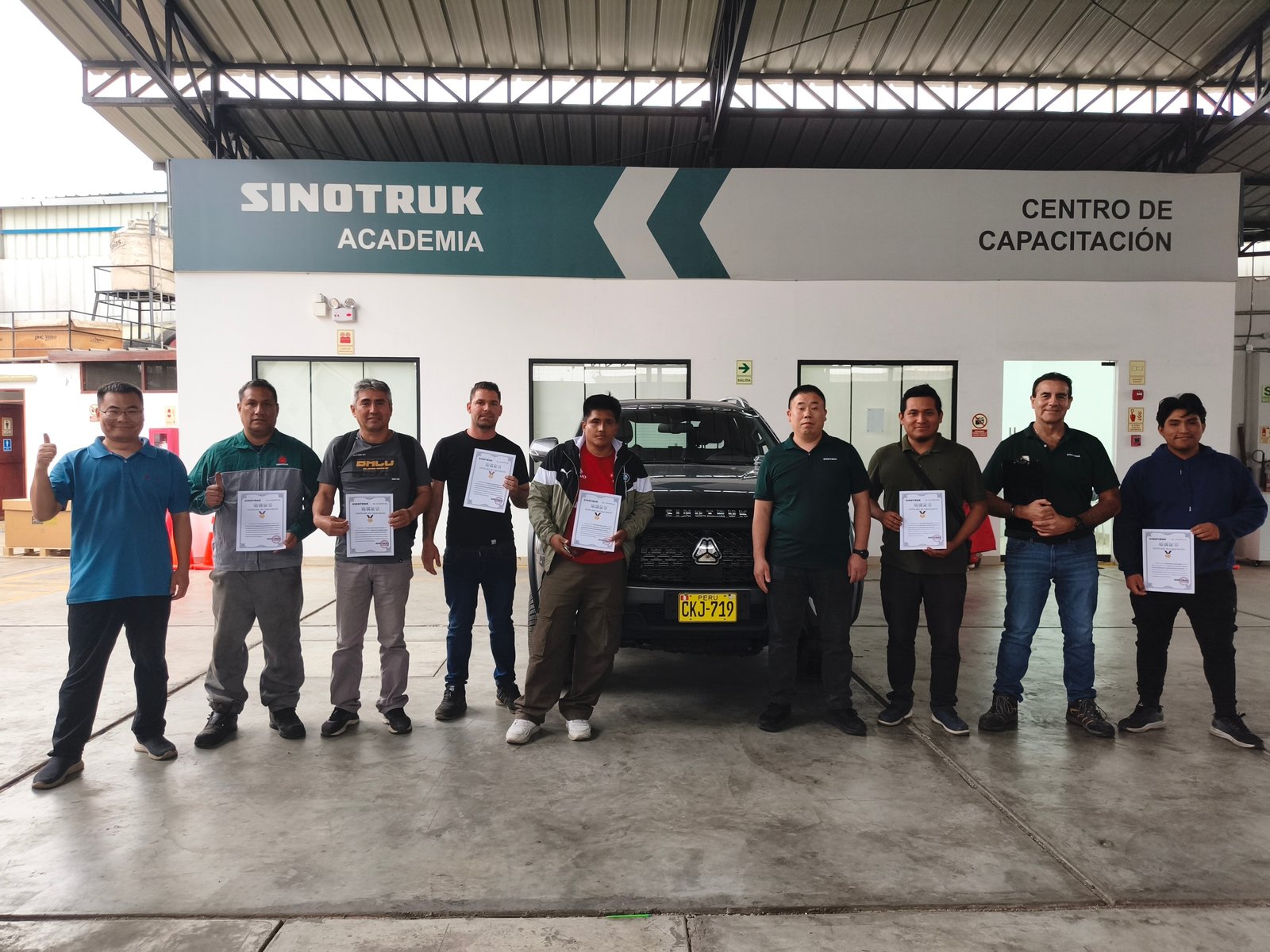 Centro SINOTRUK Perú capacita en pickups y visita a clientes